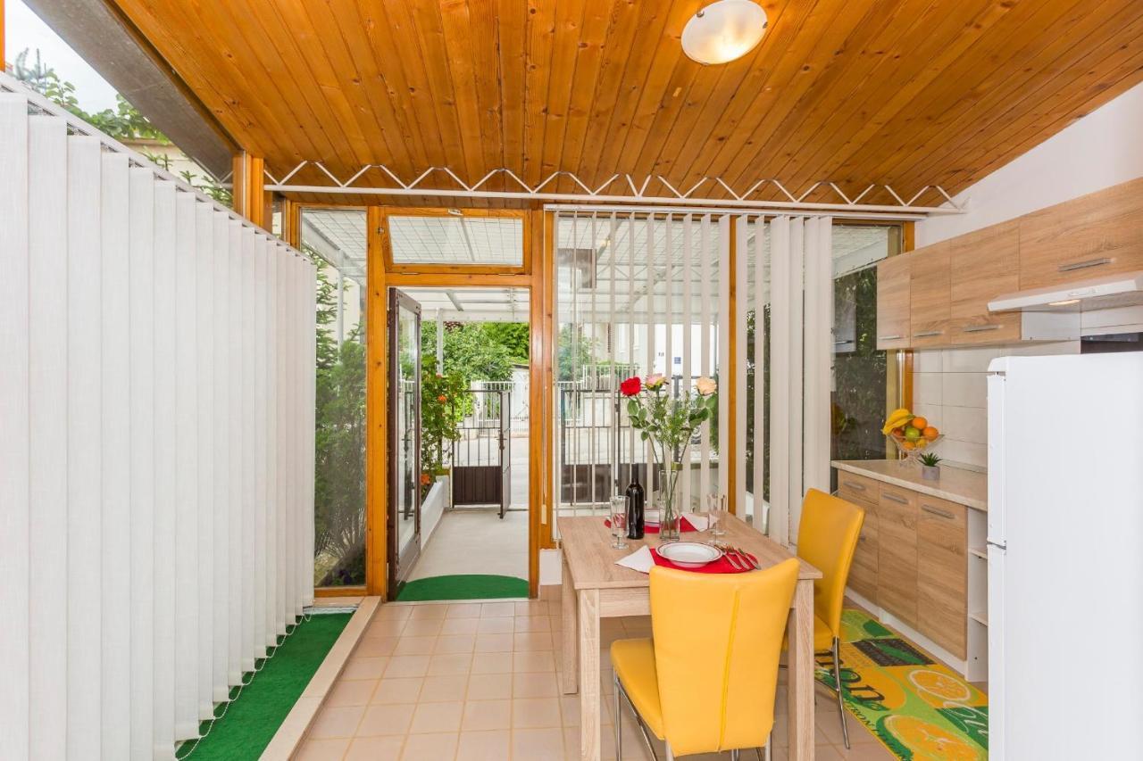 Comfortable Modern Studio With Shaded Patio Split Dış mekan fotoğraf