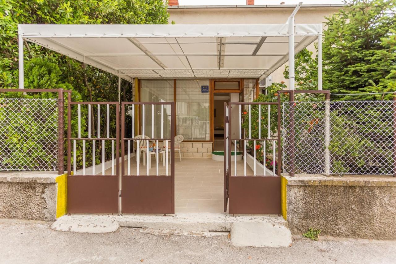 Comfortable Modern Studio With Shaded Patio Split Dış mekan fotoğraf