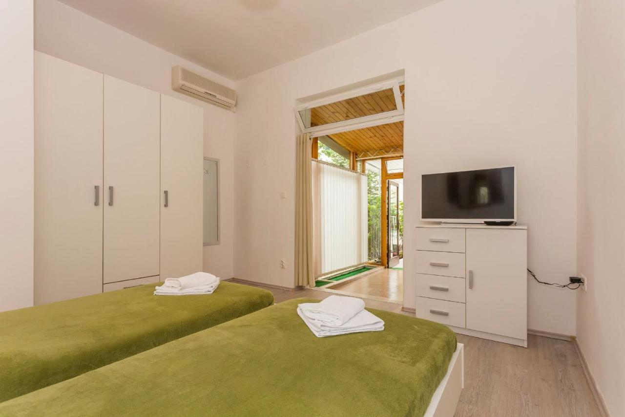 Comfortable Modern Studio With Shaded Patio Split Dış mekan fotoğraf