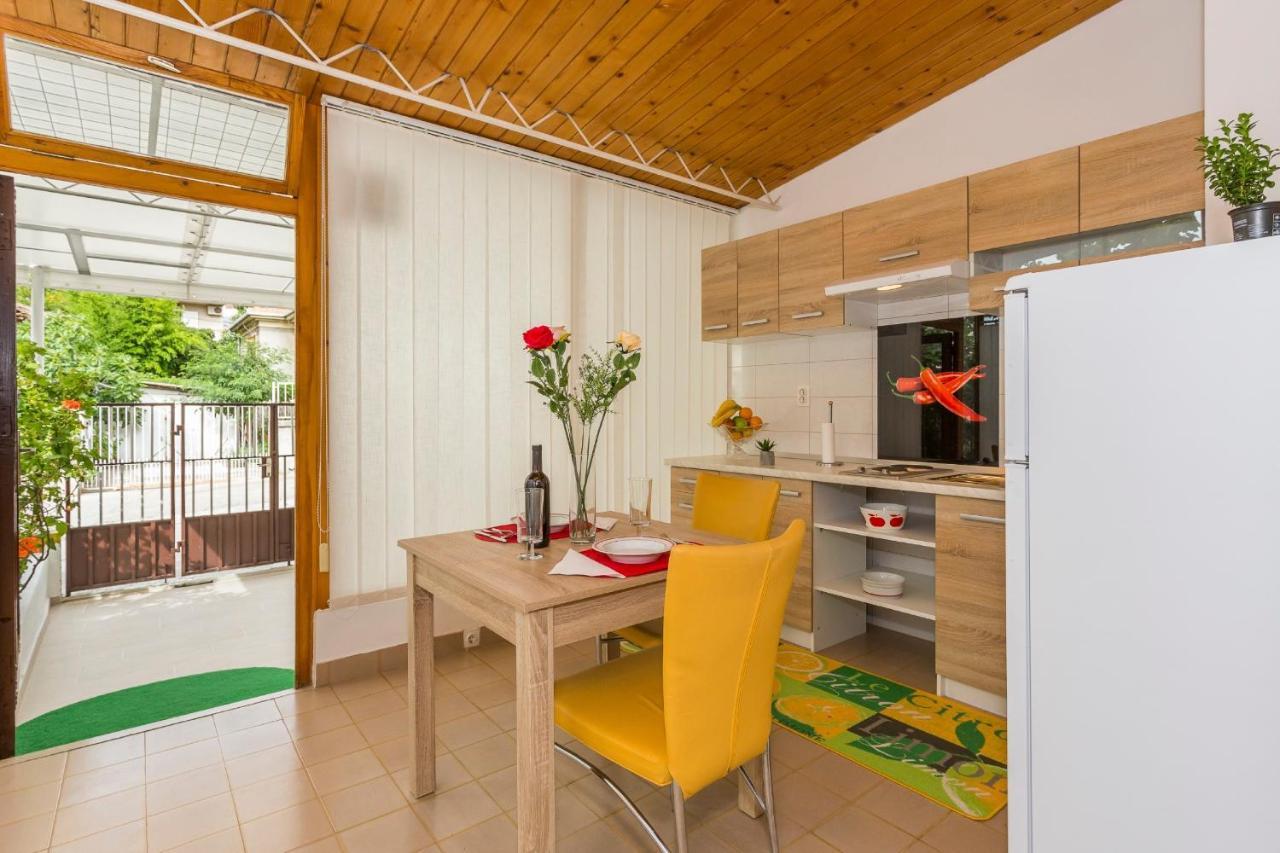 Comfortable Modern Studio With Shaded Patio Split Dış mekan fotoğraf