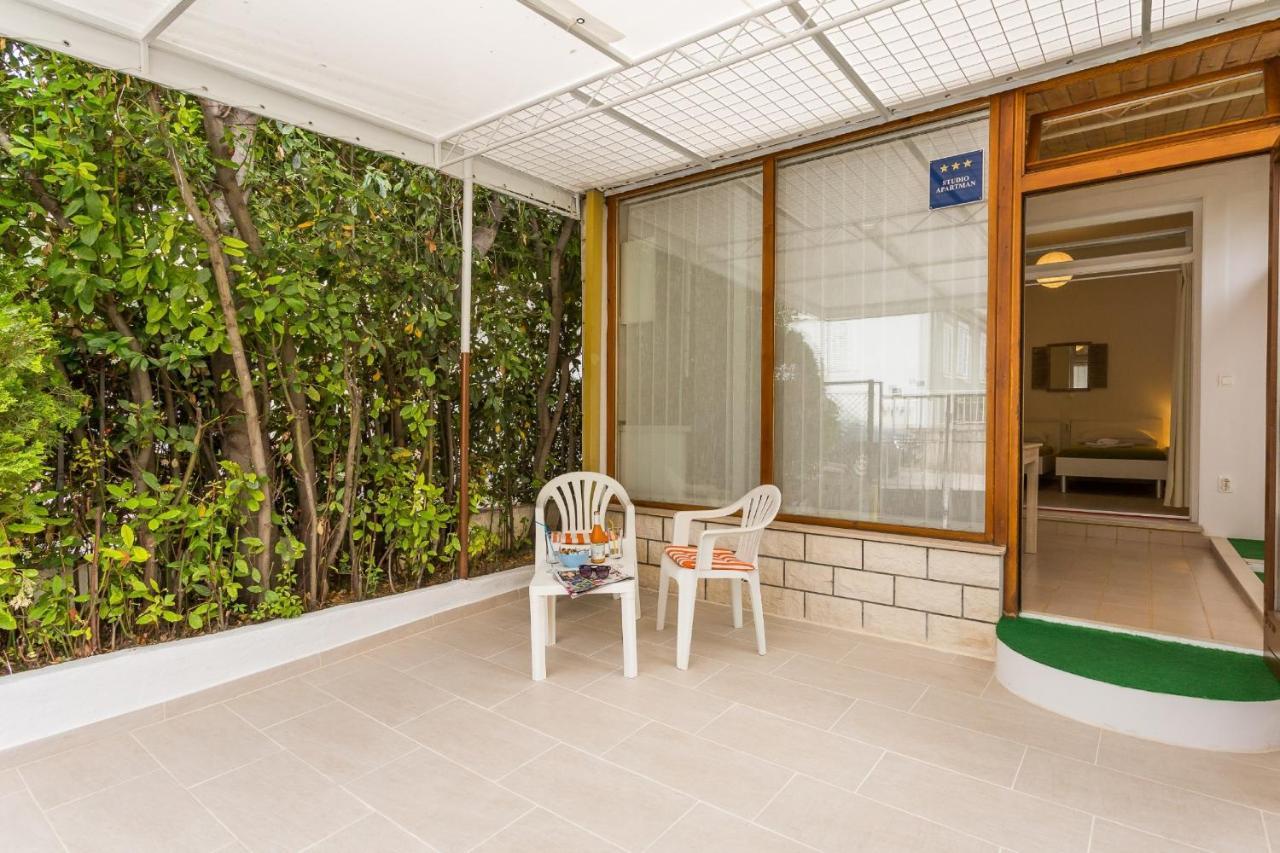 Comfortable Modern Studio With Shaded Patio Split Dış mekan fotoğraf