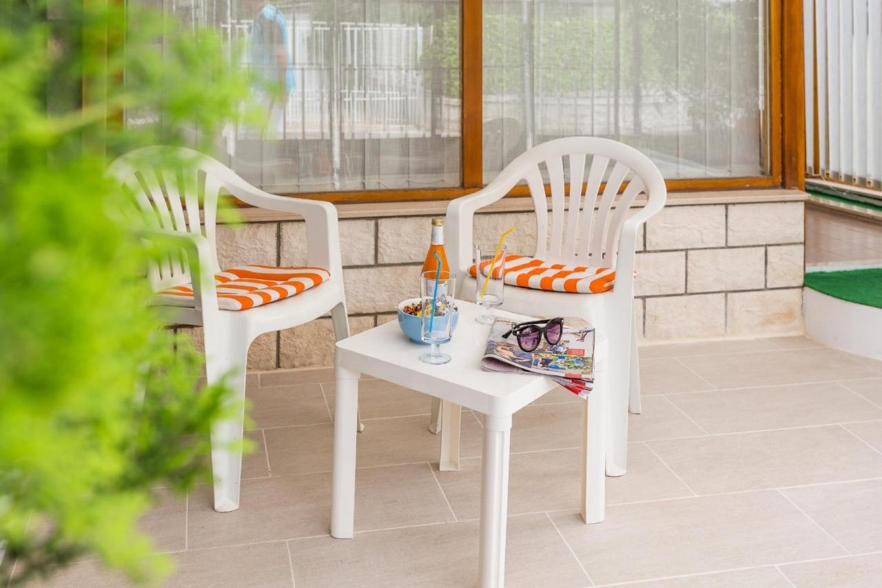 Comfortable Modern Studio With Shaded Patio Split Dış mekan fotoğraf