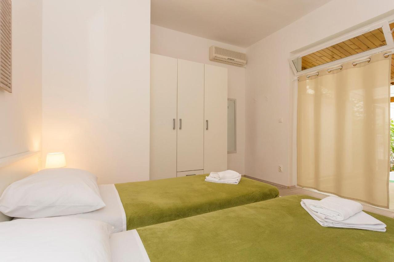 Comfortable Modern Studio With Shaded Patio Split Dış mekan fotoğraf