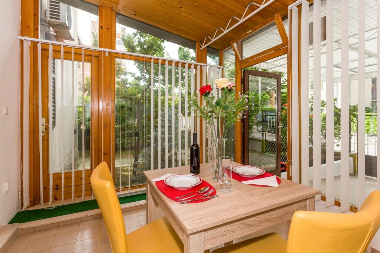 Comfortable Modern Studio With Shaded Patio Split Dış mekan fotoğraf