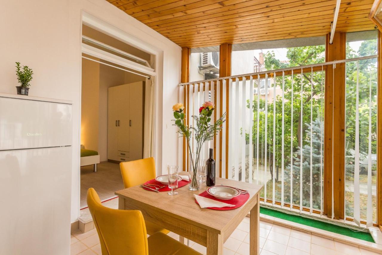 Comfortable Modern Studio With Shaded Patio Split Dış mekan fotoğraf